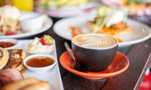 reggeliző kínálata, cappuccino, breakfast, Oinos, Budapest